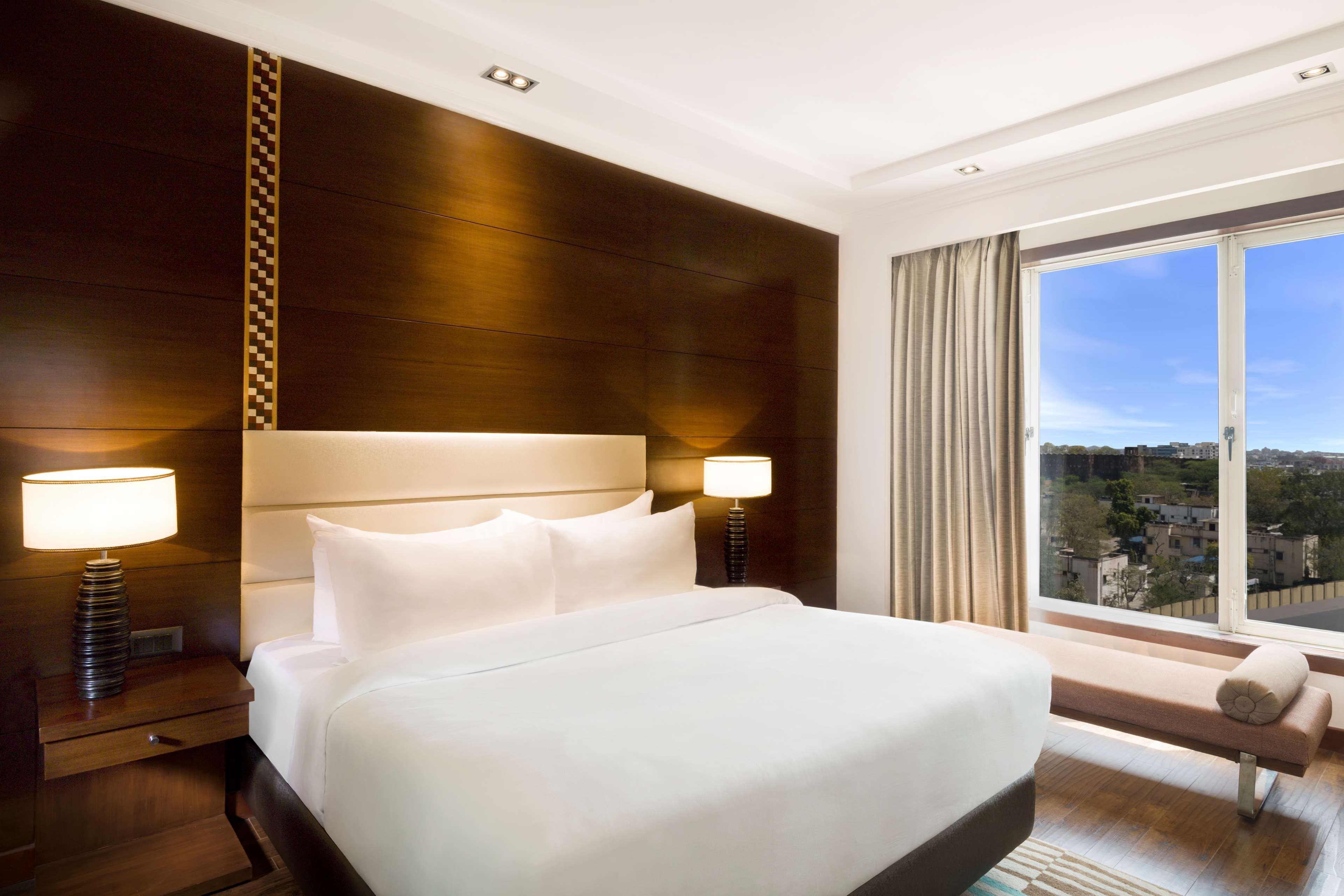 Radisson Jaipur City Center Dış mekan fotoğraf A bedroom at the hotel
